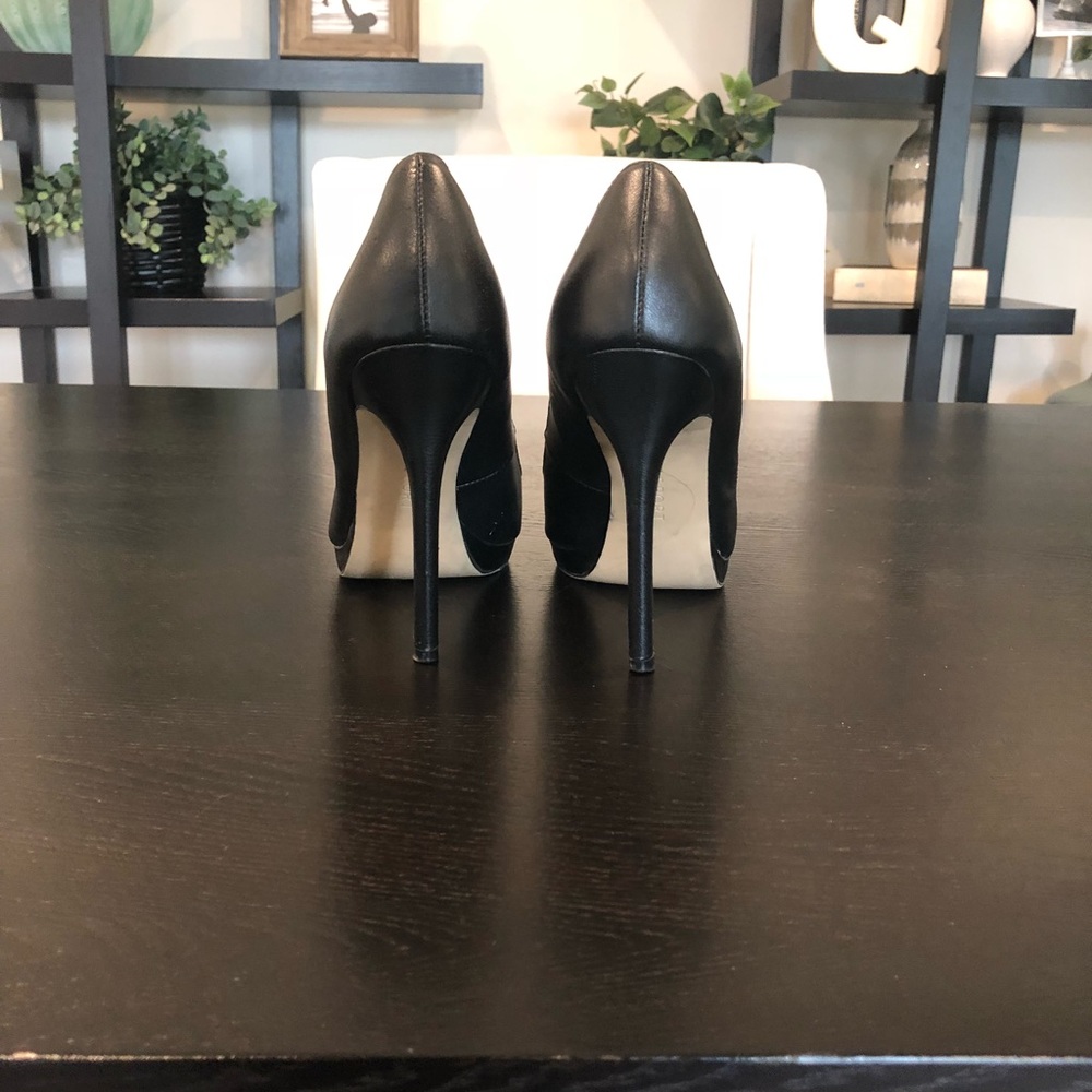 Report pumps in black leather size 9.5